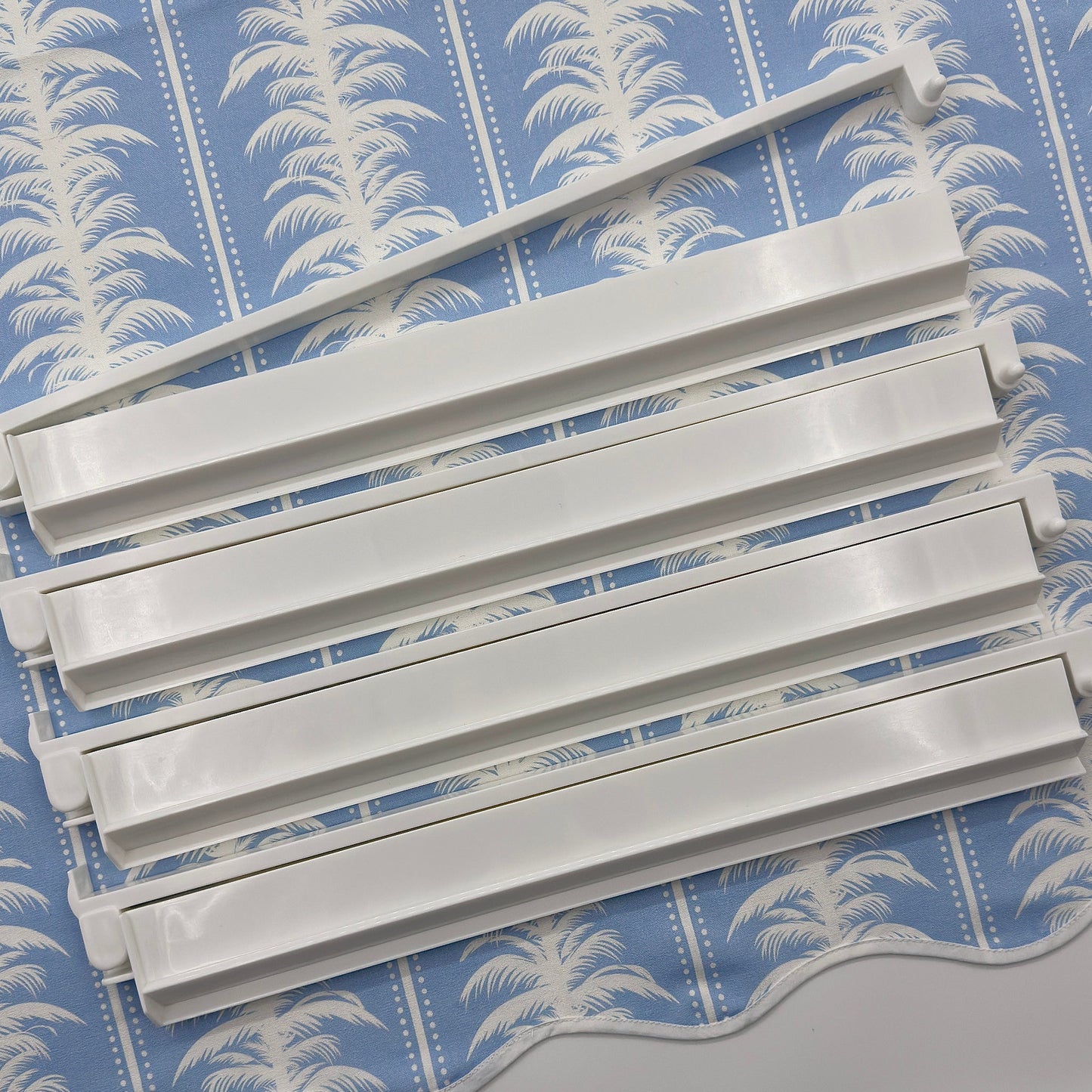 Scalloped Table Topper - Table Cover
